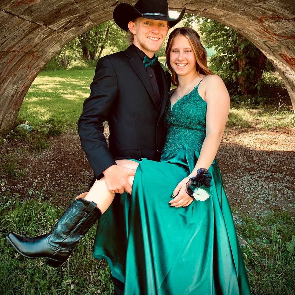 A emerald green prom dress!!